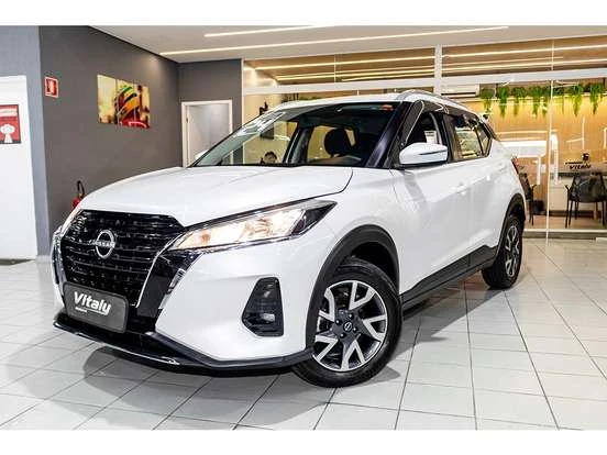 Nissan Kicks branco exposto em showroom, destacando seu design moderno e econômico, ideal para quem busca um carro até 150 mil reais.