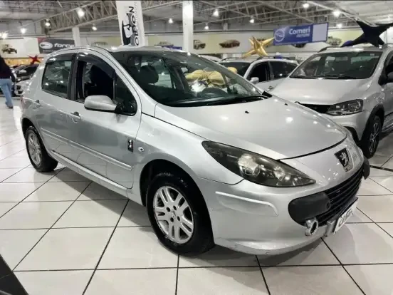 Peugeot 307 prata em excelente estado, disponível por até 20 mil reais.