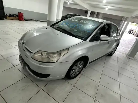 Carro Citroën C4 prata à venda por até 20 mil reais, ideal para quem busca um veículo econômico e bem conservado.