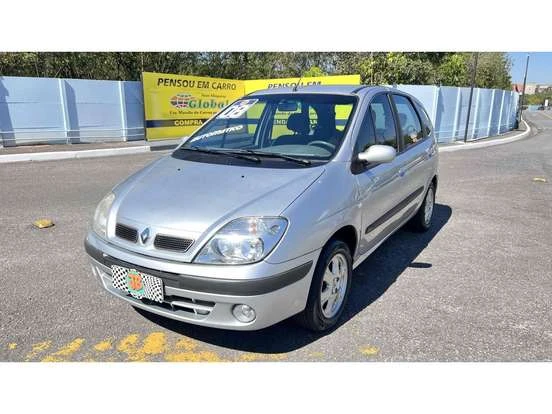 Imagem de um Renault Scénic prata à venda por até 20 mil reais, em ótimo estado, ideal para quem busca um carro confiável e acessível.