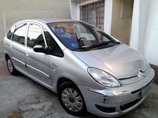 Carro Citroën Xsara Picasso prata à venda por até 20 mil reais, ideal para quem busca um veículo espaçoso e econômico, com bom estado de conservação.