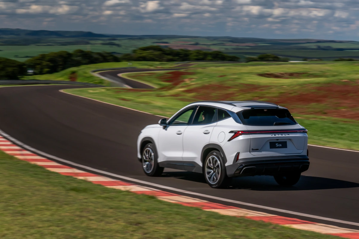 Jetour S06 tem pré-venda iniciada em fevereiro