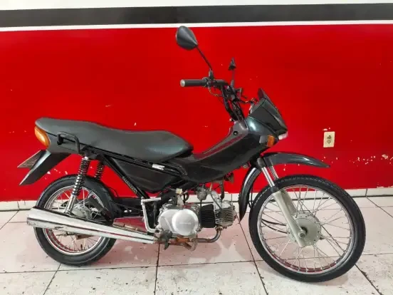 Honda Pop 100 preta em bom estado, ideal para quem busca uma motocicleta econômica com preço até 5 mil reais.