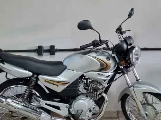 Yamaha YBR 125 prata com detalhes dourados, ideal para quem busca motos de até 5 mil reais. 