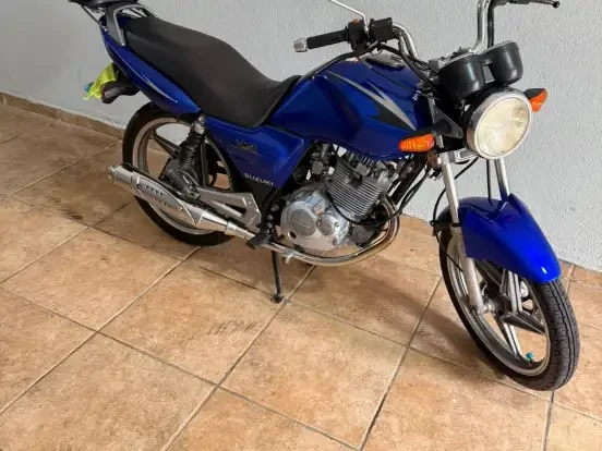 Suzuki Yes 125 ED azul, ideal para quem busca uma motocicleta com preço acessível até 5 mil reais.