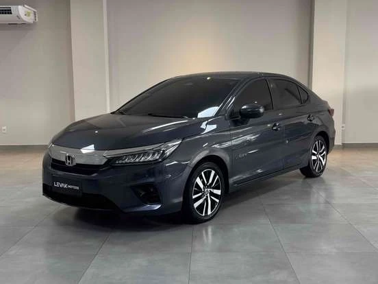 Honda City em ótimo estado à venda por até 130 mil reais, com interior confortável e tecnologia avançada, ideal para quem busca economia e estilo.