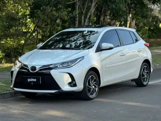 Toyota Yaris branco em excelente estado, modelo hatch compacto com design moderno, equipado com tecnologia avançada, ideal para quem busca economia e conforto, preço até 130 mil.