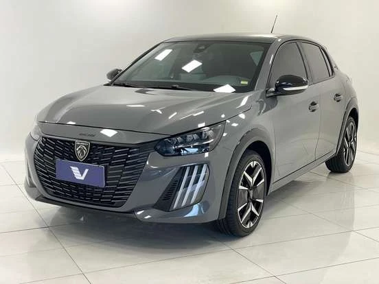 Carro Peugeot 208 em cinza, com design moderno e tecnologia avançada, disponível até 130 mil reais. Ideal para quem busca economia e estilo na cidade.