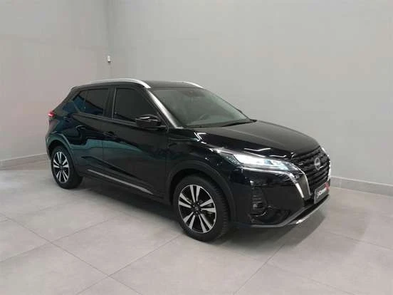Nissan Kicks preto, com design moderno e preço acessível até 110 mil reais, ideal para quem busca conforto e economia.