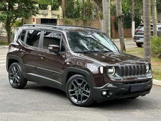Jeep Renegade na cor Marrom, estacionado em uma rua com árvores ao fundo, destaque para seu design moderno e detalhes como rodas de aros escuros, ideal para quem busca um SUV econômico até 110 mil.