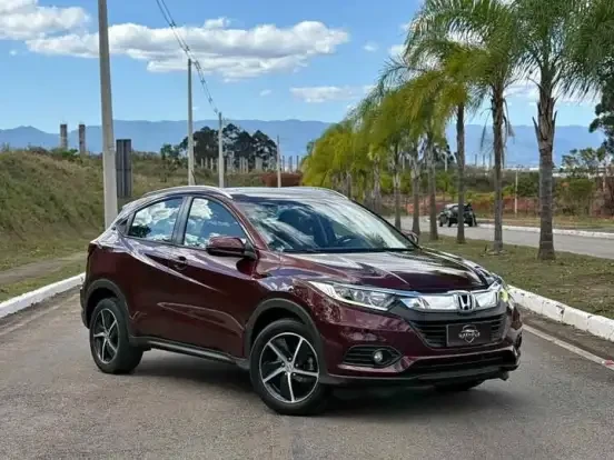 Honda HR-V de cor vinho, modelo compacto, ideal para quem busca um veículo até 110 mil reais. Ótima opção de SUV econômico e moderno.