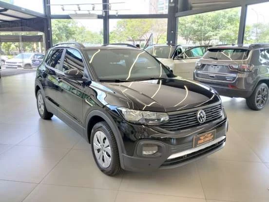 Volkswagen T-Cross preto em destaque na concessionária, excelente opção até 110 mil reais com bom desempenho e economia, ideal para quem busca qualidade e preço acessível.