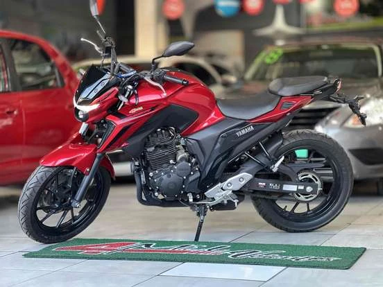 Yamaha FZ25 ABS até 30 mil reais, motocicleta vermelha em destaque numa loja de motos, ideal para quem busca desempenho e segurança.