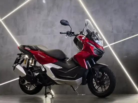 Honda ADV 160 na cor vermelha com valor de até 30 mil reais.