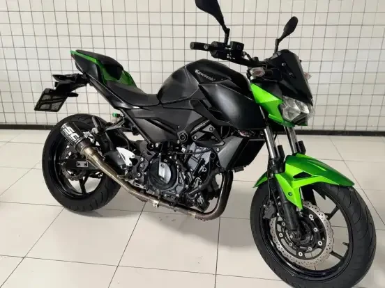 motocicleta Kawasaki Z400 na cor verde e preta, ideal para quem busca uma moto de alta performance até 30 mil reais.