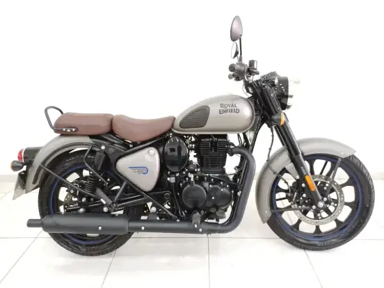 Royal Enfield Classic 350 com assento bege, ideal para quem busca moto de alta performance até 30 mil reais.