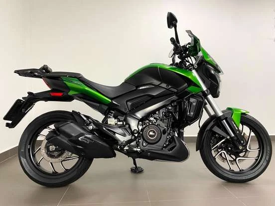Bajaj Dominar 400 na cor verde e preta, adequada para compra até 30 mil reais, ideal para quem busca uma moto potente e econômica.