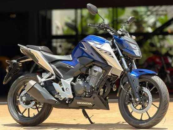 Honda CB 300F Twister ABS azul em excelente estado, ideal para quem busca uma motocicleta de alta performance com preço até 30 mil reais.