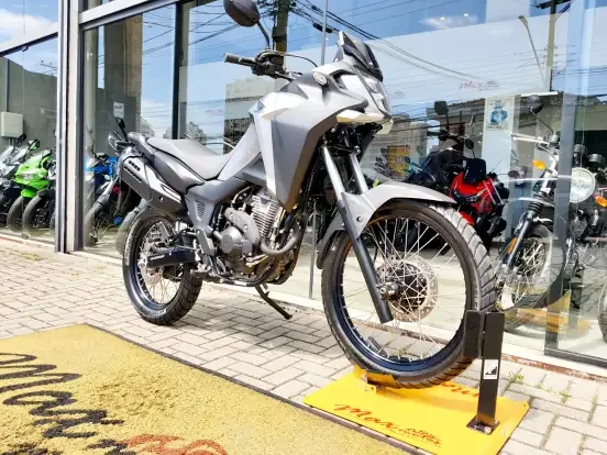 Honda XRE 300 Sahara, motocicleta de alta performance com design robusta e motorização potente, ideal para aventuras fora de estrada, custo acessível até 30 mil.