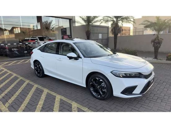 Honda Civic branco com design moderno e rodas escuras, disponível por até 200 mil reais.