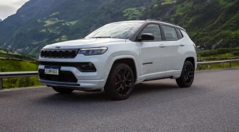 Jeep Compass Blackhawk 2026 agora é flex