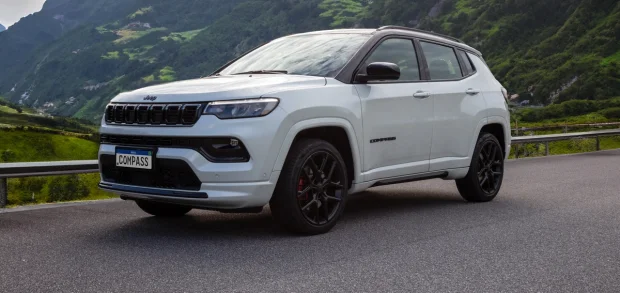 Jeep Compass Blackhawk 2026 agora é flex