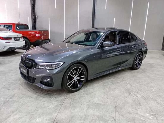BMW 320i, sedã elegante, com design moderno, disponível para compra até 200 mil reais.