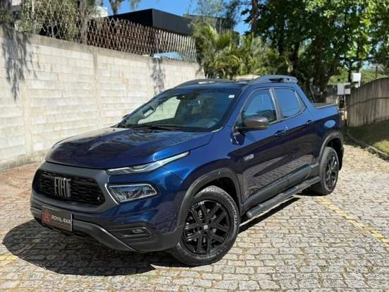 Fiat Toro azul, modelo com design moderno, rodas pretas, disponível até 200 mil reais.