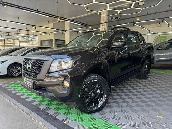 Nissan Frontier preta em destaque, disponível por menos de 200 mil reais.