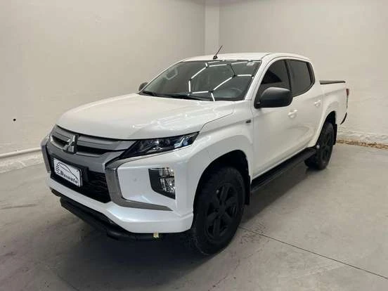 Mitsubishi L200 Triton branca em excelente estado, disponível para compra até 200 mil reais.