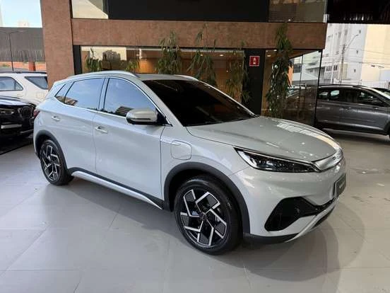 BYD Yuan Plus, SUV elétrico moderno com design aerodinâmico, interior espaçoso e teto preto, ideal para quem busca carro até 200 mil