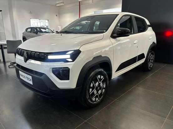 Renault Kwid E-Tech em uma concessionária, destaque para seu design moderno e economia de energia, com preço acessível até 200 mil reais.