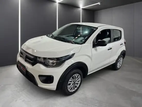 Fiat Mobi branco em destaque no showroom, ideal para quem busca um veículo compacto, econômico e com preço acessível até 70 mil reais.