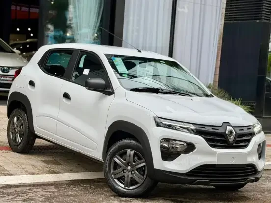Renault Kwid branco em destaque na concessionária, com preço acessível até 70 mil reais, ideal para quem busca economia e estilo urbano.