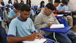 Curso teórico da CNH pode integrar grade curricular do ensino médio