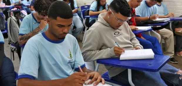 Curso teórico da CNH pode integrar grade curricular do ensino médio