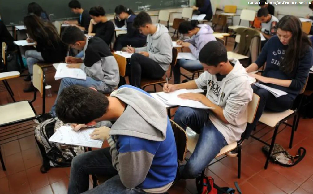 Curso teórico da CNH pode integrar grade curricular do ensino médio