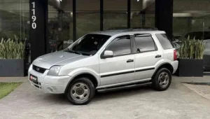 Ford Ecosport Prata Estacionado Frente Edificio