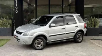 Ford Ecosport Prata Estacionado Frente Edificio