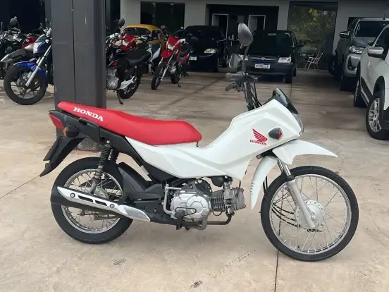 Honda Pop 110i branca com assento vermelho, pronta para venda por até 10 mil reais, ideal para deslocamentos urbanos econômicos e eficientes.