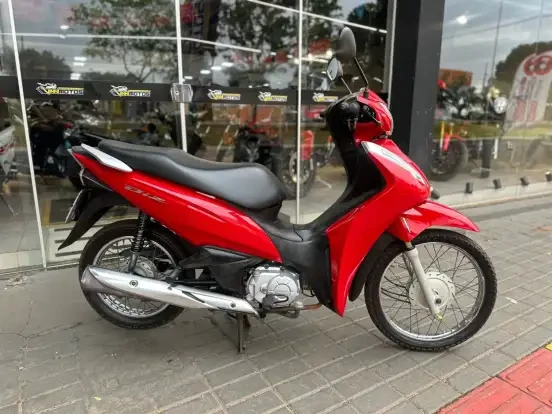 Honda Biz 110i vermelha em excelente estado, ideal para quem busca economia com até 10 mil reais de investimento. Moto prática e eficiente.
