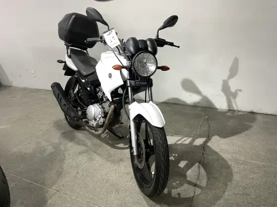 Yamaha Factor YBR 125I ED branca em excelente estado, ideal para quem busca economia e desempenho até 10 mil reais.