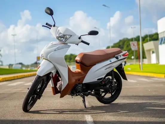 Shineray Jet 125 branca com detalhes em marrom, ideal para quem busca econômico e de alta qualidade até 10 mil reais.