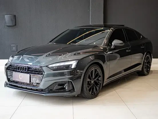 Audi A5 esportivo na cor cinza escuro, exibindo design moderno e elegante, disponível para compra até 500 mil reais.
