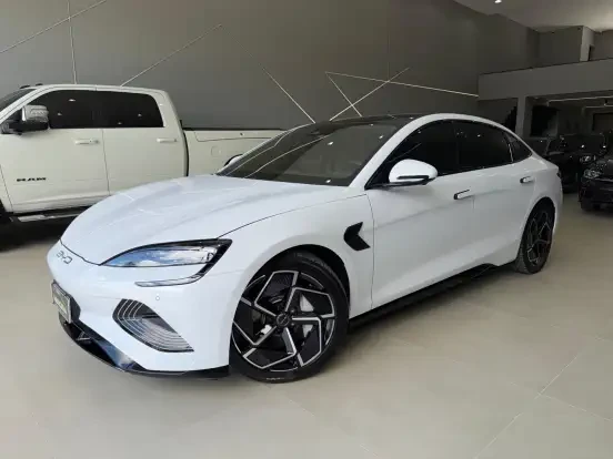 Carro BYD SEAL branco estacionado em um showroom, destaque para seu design futurista e rodas esportivas, disponível até 500 mil reais.