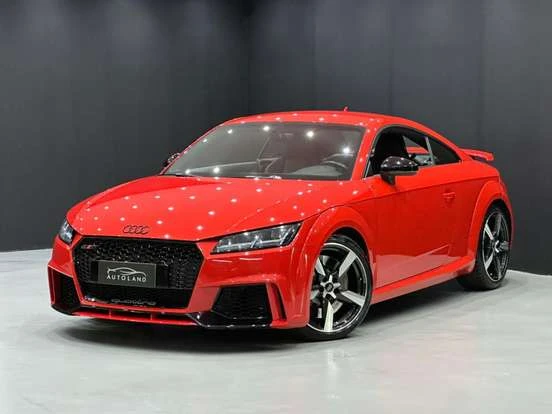 Audi TT RS na cor vermelha, com design esportivo e detalhes sofisticados, ideal para quem procura um carro esportivo até 500 mil reais.