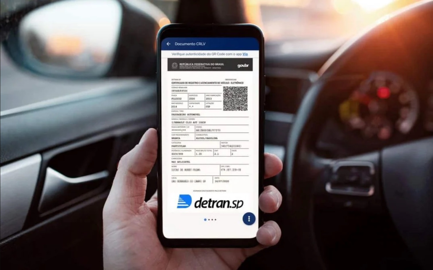 IPVA 2026 São Paulo: CRLV-e exibido no celular dentro do carro