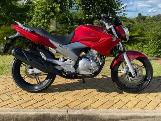 Imagem de uma Yamaha YS 250 Fazer vermelha em excelente estado de conservação, disponível para venda com preço até 18 mil reais.