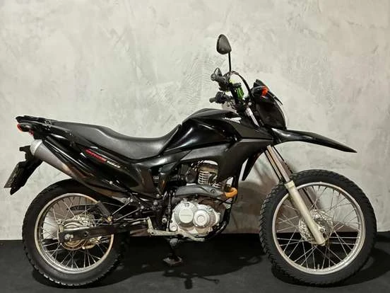 Moto Honda NXR 160 Bros preta em ótimo estado, ideal para até 18 mil reais, com design robusto e excelente desempenho na linha de motocross e urbana.