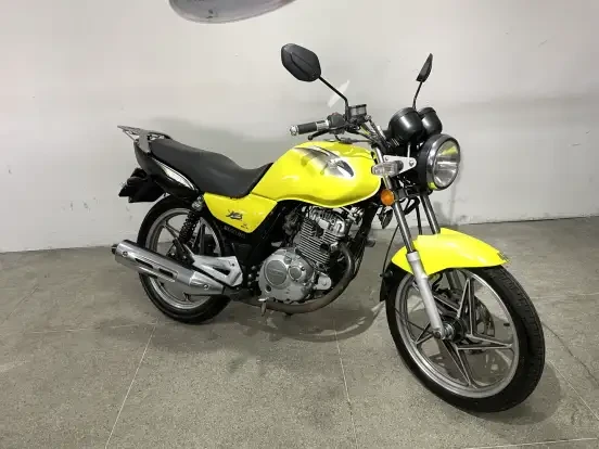 Imagem da motocicleta Suzuki Yes 125 SE em cor amarela, ideal para quem busca uma moto econômica com preço até 18 mil reais. Ótima opção para deslocamentos na cidade.